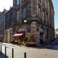 burdeos, francia, 2016. sol matutino en una pequeña tienda de frutería en burdeos foto