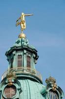 Berlín, Alemania, 2014. estatua de fotuna en la parte superior del palacio de charlottenburg en berlín foto