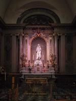 burdeos, francia, 2016. vista interior de un altar en la iglesia de notre dame en burdeos foto