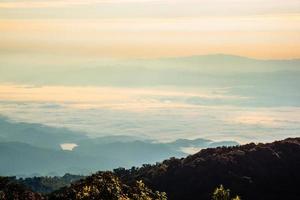 montañas y colinas en la mañana foto