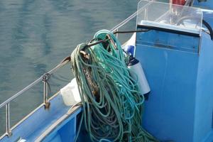 barcos de pesca amarrados en el muelle foto