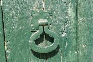 manijas de hierro en puertas verdes foto