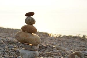una pila de piedras zen en la playa foto