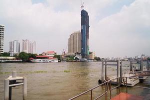 canales de bangkok con barcos foto
