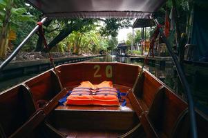 canales de bangkok con barcos foto