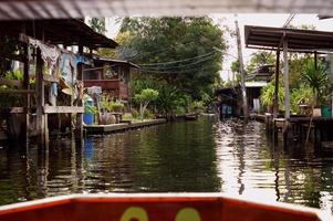 canales de bangkok con barcos foto