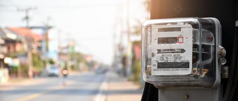 medidor de vatios-hora de electricidad colgado en el poste de cemento al lado de la carretera para monitorear y medir el uso de energía en cada casa en los países asiáticos.