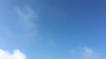 nublado y cielo azul en el fondo de la mañana, enfoque suave foto