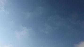 nublado y cielo azul en el fondo de la mañana, enfoque suave foto