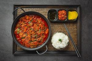 pollo frito en una olla caliente con salsa picante al estilo coreano foto