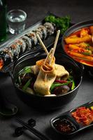 pastel de pescado coreano y sopa de verduras en la mesa foto