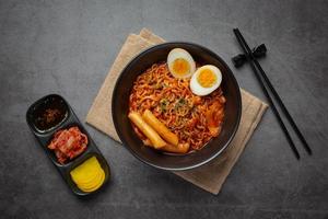 fideos instantáneos coreanos y tteokbokki en salsa picante coreana, comida antigua foto