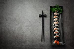 comida coreana, kim bap - arroz al vapor con verduras en algas. foto