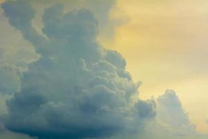 el cielo está nublado y la sombra foto