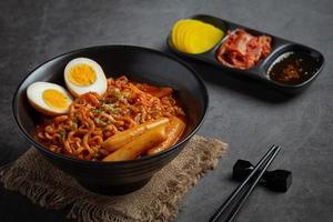 fideos instantáneos coreanos y tteokbokki en salsa picante coreana, comida antigua foto