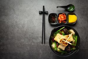 pastel de pescado coreano y sopa de verduras en la mesa foto