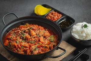 pollo frito en una olla caliente con salsa picante al estilo coreano foto