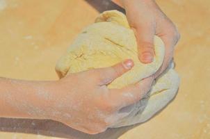 Se hace pasta agnolotti típica de la región de piamonte de italia
