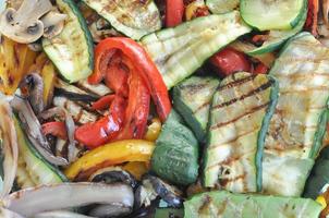verduras a la plancha, calabacines pimientos y berenjena foto