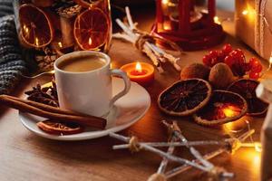 taza de café en decoraciones festivas con luces de guirnaldas de hadas