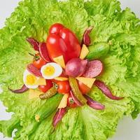 ramo con ingredientes para una dieta o nutrición saludable. lechuga con huevos y verduras frescas closeup foto