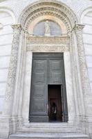 baptisterio de la catedral de pisa en italia foto
