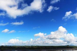 cielo azul y hermosa nube con bosque de manglares. paisaje de fondo. foto