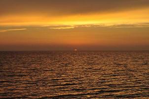 puesta de sol junto al mar en cerdeña foto