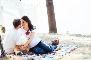 mujer embarazada con su esposo en un picnic. foto