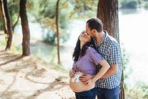 familia feliz está esperando a su bebé foto