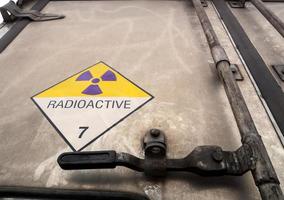 señal de advertencia de radiación en la etiqueta de transporte de mercancías peligrosas clase 7 en la puerta del contenedor del camión de transporte foto