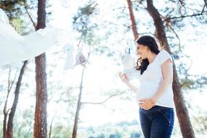 mujer embarazada sosteniendo sus manos en el estómago foto