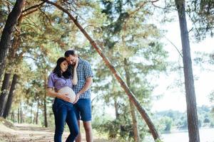 familia feliz está esperando a su bebé foto