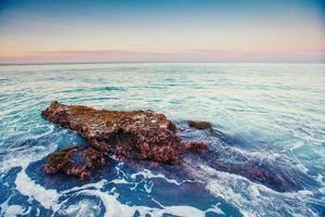 Pintoresco litoral rocoso cabo milazzo. Sicilia, Italia. foto