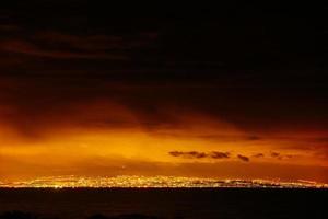 ciudad con una noche en la playa foto