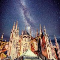 calle praga catedral de vito. cielo estrellado de la noche foto