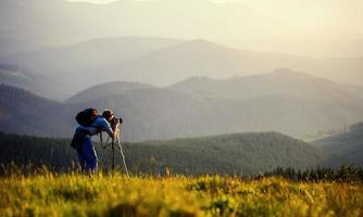 fotógrafo fotografió montañas en verano, fotografía niebla foto