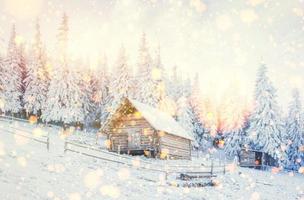 cabaña en las montañas en invierno,