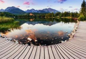 el amanecer sobre un lago en el parque high tatras. foto