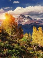 puesta de sol sobre los picos de las montañas cubiertas de nieve. foto