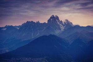 montañas rocosas en georgia. europa, svaneti superior, cerca del monte. ushb foto