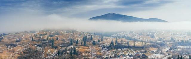 pueblo de montaña en el valle. montes de Cárpatos. Ucrania. Europa foto