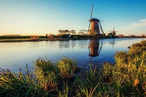 molinos de viento holandeses tradicionales del canal rotterdam. Holanda foto