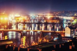 vista nocturna del río vltava y puentes en praga foto