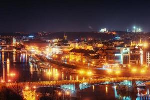 vista nocturna del río vltava y puentes en praga foto