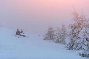 turista en montañas de invierno en niebla espesa foto