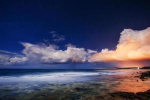 fantástica puesta de sol sobre el mar. foto