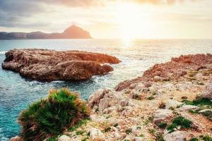 vista primaveral de la costa al atardecer ciudad trapani. Sicilia foto