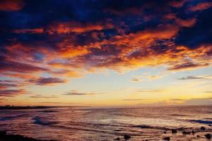 puesta de sol sobre el mar foto