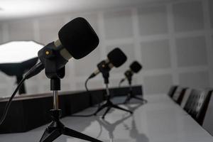 el micrófono se coloca en la mesa de preparación de la conferencia de prensa.preparación del equipo de organización foto